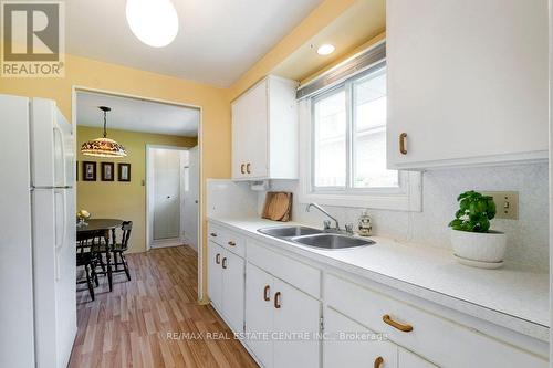 22 Braemar Road, Cambridge, ON - Indoor Photo Showing Kitchen With Double Sink