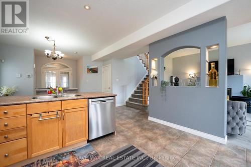 81 Shephard Avenue S, New Tecumseth, ON - Indoor Photo Showing Kitchen With Double Sink