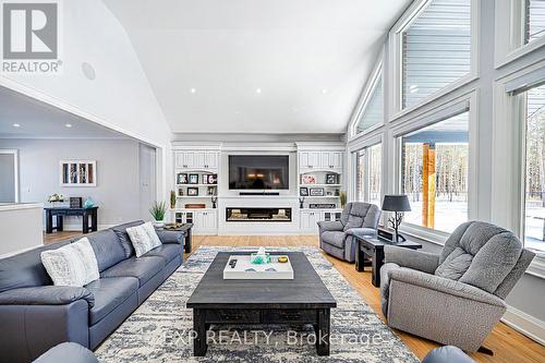 2821 Old Homestead Road, Georgina, ON - Indoor Photo Showing Living Room