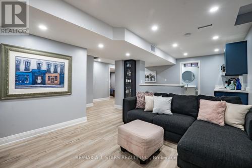 407 Mantle Avenue, Whitchurch-Stouffville, ON - Indoor Photo Showing Living Room