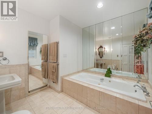 2639 Lake Shore Boulevard W, Toronto, ON - Indoor Photo Showing Bathroom