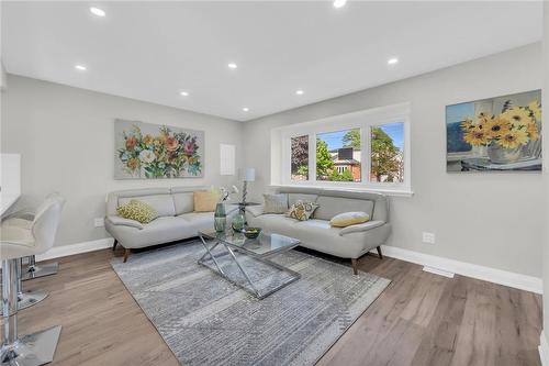 34 East 44Th Street, Hamilton, ON - Indoor Photo Showing Living Room
