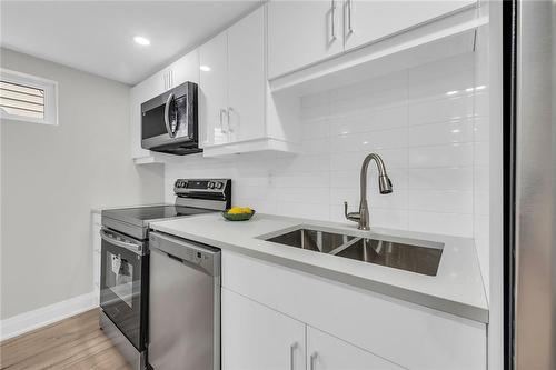 34 East 44Th Street, Hamilton, ON - Indoor Photo Showing Kitchen With Double Sink