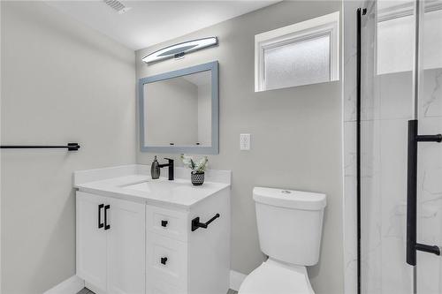 34 East 44Th Street, Hamilton, ON - Indoor Photo Showing Bathroom