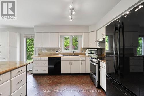 15 Bayside Court, London, ON - Indoor Photo Showing Kitchen