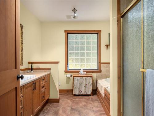 3110 Roper Rd, Nanaimo, BC - Indoor Photo Showing Bathroom