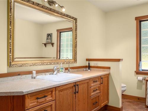 3110 Roper Rd, Nanaimo, BC - Indoor Photo Showing Bathroom