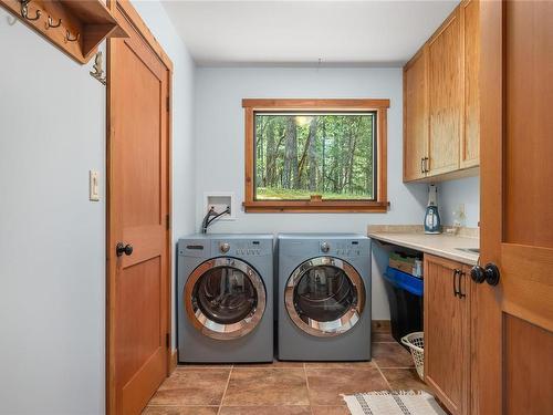 3110 Roper Rd, Nanaimo, BC - Indoor Photo Showing Laundry Room