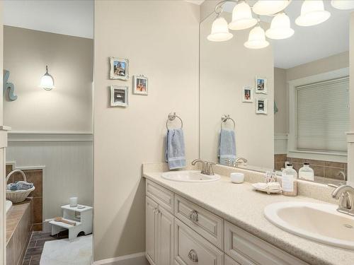 2352 Bonnington Dr, Nanoose Bay, BC - Indoor Photo Showing Bathroom