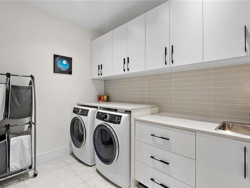 663 Medalist Ave, Colwood, BC - Indoor Photo Showing Laundry Room