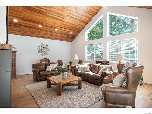 2496 Island Hwy West, Qualicum Beach, BC - Indoor Photo Showing Living Room