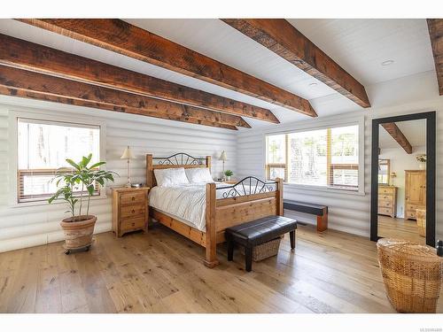 2496 Island Hwy West, Qualicum Beach, BC - Indoor Photo Showing Bedroom