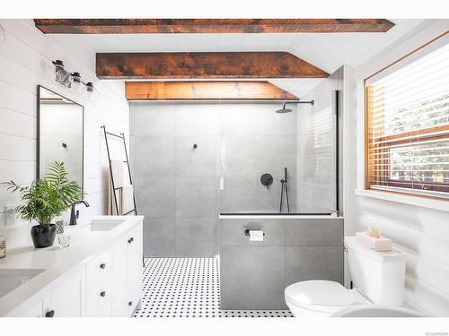 2496 Island Hwy West, Qualicum Beach, BC - Indoor Photo Showing Bathroom