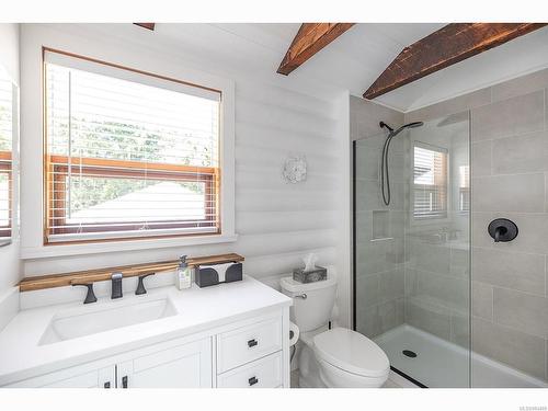 2496 Island Hwy West, Qualicum Beach, BC - Indoor Photo Showing Bathroom