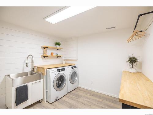 2496 Island Hwy West, Qualicum Beach, BC - Indoor Photo Showing Laundry Room