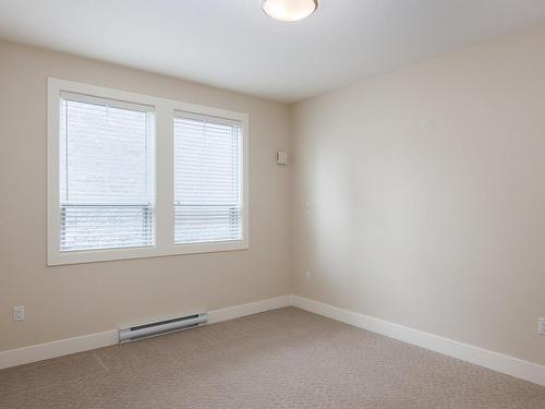 204-9710 Fourth St, Sidney, BC - Indoor Photo Showing Other Room