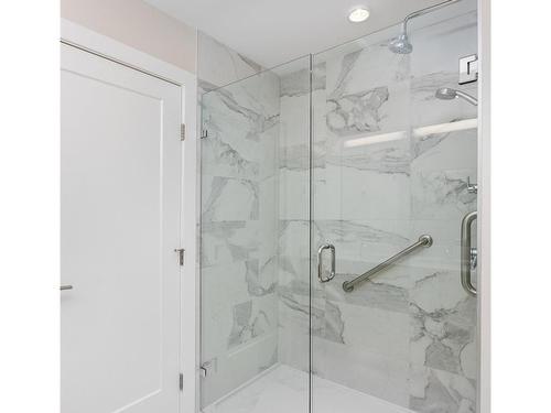 204-9710 Fourth St, Sidney, BC - Indoor Photo Showing Bathroom