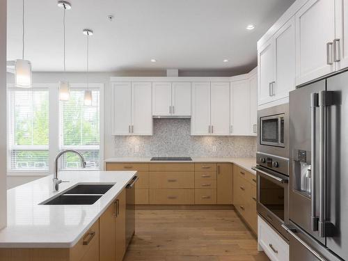 204-9710 Fourth St, Sidney, BC - Indoor Photo Showing Kitchen With Double Sink With Upgraded Kitchen