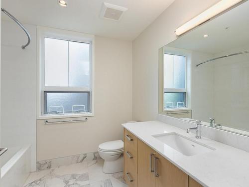 204-9710 Fourth St, Sidney, BC - Indoor Photo Showing Bathroom