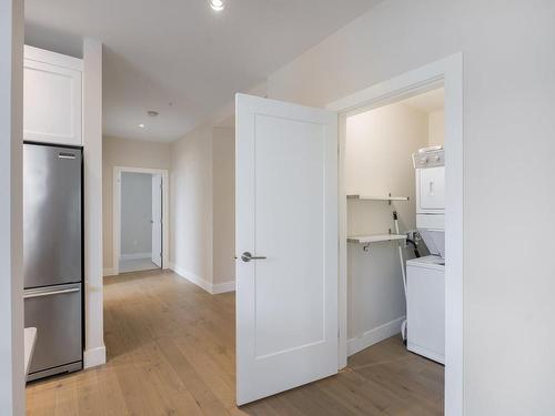 204-9710 Fourth St, Sidney, BC - Indoor Photo Showing Laundry Room