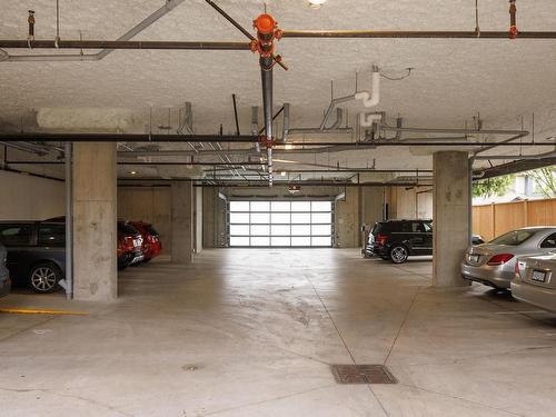 204-9710 Fourth St, Sidney, BC - Indoor Photo Showing Garage