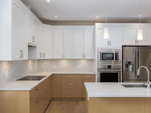 204-9710 Fourth St, Sidney, BC - Indoor Photo Showing Kitchen With Double Sink With Upgraded Kitchen