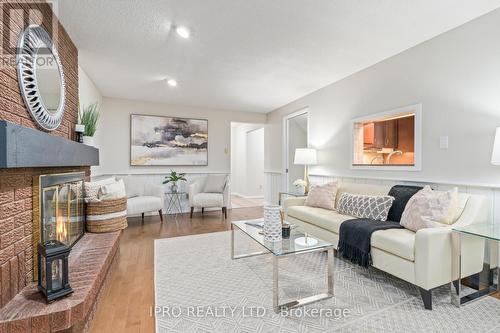 30 Broadview Court, Kitchener, ON - Indoor Photo Showing Living Room