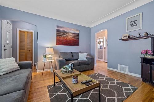 161 East 34Th Street, Hamilton, ON - Indoor Photo Showing Living Room