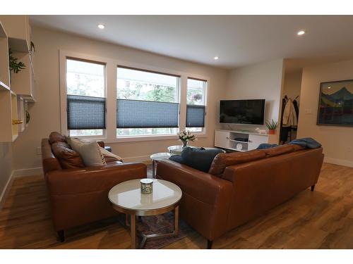 239 107Th Avenue, Kimberley, BC - Indoor Photo Showing Living Room