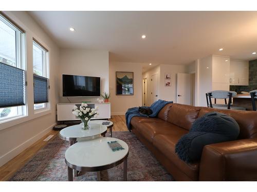 239 107Th Avenue, Kimberley, BC - Indoor Photo Showing Living Room