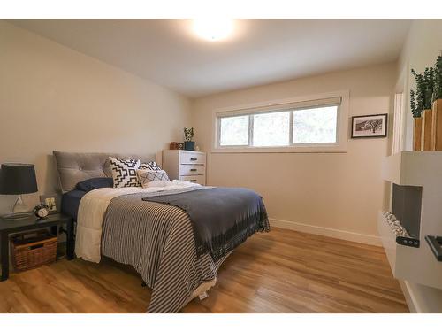 239 107Th Avenue, Kimberley, BC - Indoor Photo Showing Bedroom