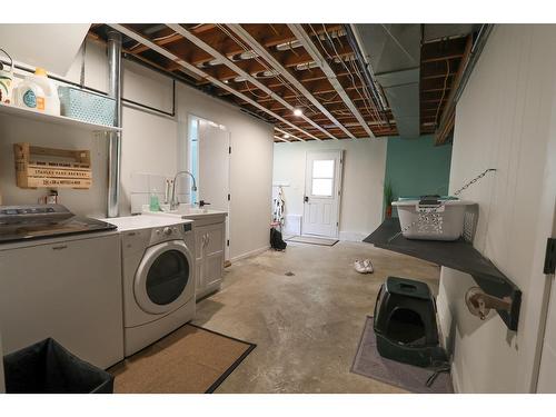 239 107Th Avenue, Kimberley, BC - Indoor Photo Showing Laundry Room