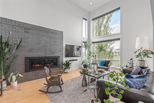 29 East Plains Drive, Winnipeg, MB - Indoor With Fireplace
