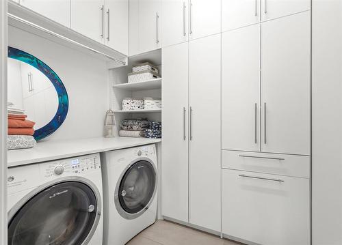 29 East Plains Drive, Winnipeg, MB - Indoor Photo Showing Laundry Room