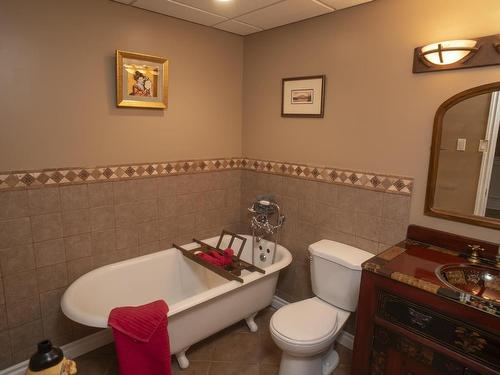 338 Catherine Street, Thunder Bay, ON - Indoor Photo Showing Bathroom
