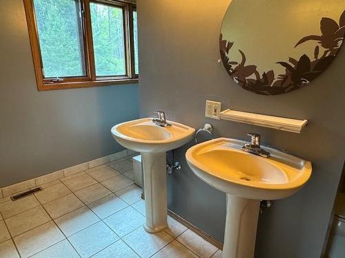 1741 Victor Street, Thunder Bay, ON - Indoor Photo Showing Bathroom