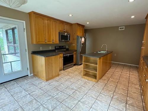 1741 Victor Street, Thunder Bay, ON - Indoor Photo Showing Kitchen