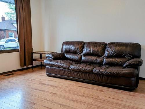 246 Wolseley Street, Thunder Bay, ON - Indoor Photo Showing Living Room