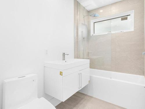 Bathroom - 5716 Av. Brookside, Côte-Saint-Luc, QC - Indoor Photo Showing Bathroom