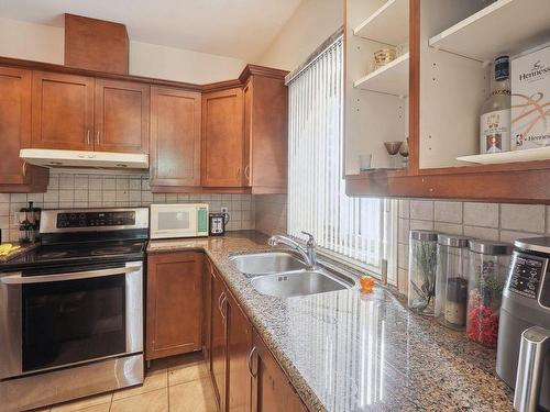 Cuisine - 9446 Av. Vianney, Montréal (Villeray/Saint-Michel/Parc-Extension), QC - Indoor Photo Showing Kitchen With Double Sink