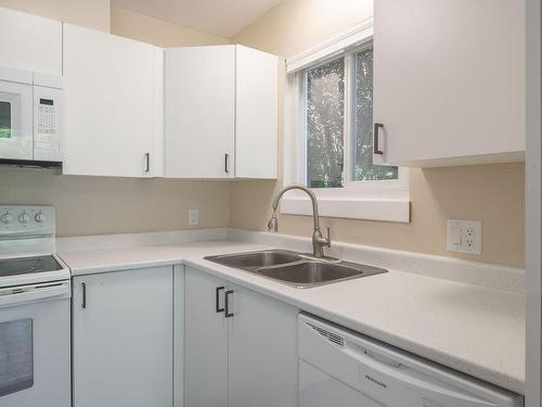 4-10 Ashlar Ave, Nanaimo, BC - Indoor Photo Showing Kitchen With Double Sink