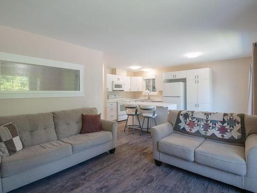 4-10 Ashlar Ave, Nanaimo, BC - Indoor Photo Showing Living Room