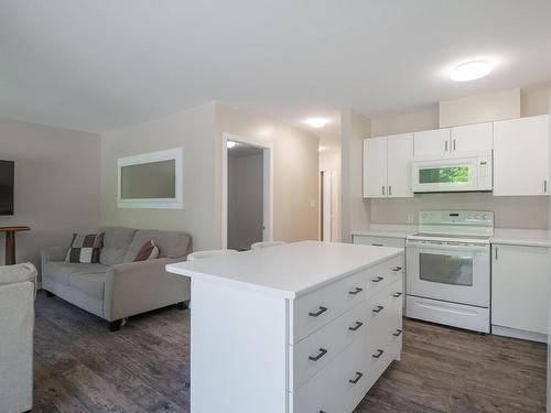 4-10 Ashlar Ave, Nanaimo, BC - Indoor Photo Showing Kitchen