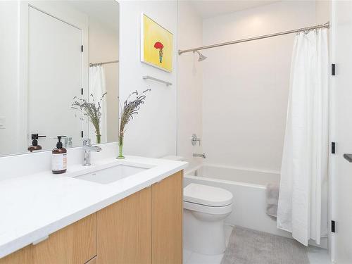 603-2461 Sidney Ave, Sidney, BC - Indoor Photo Showing Bathroom
