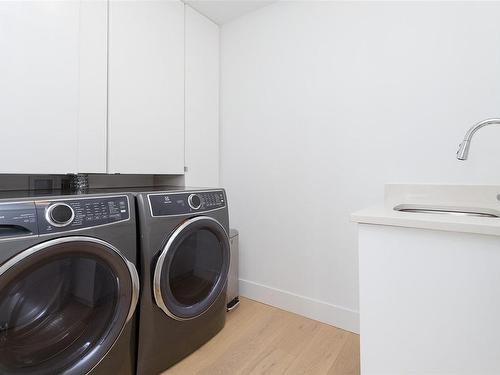 603-2461 Sidney Ave, Sidney, BC - Indoor Photo Showing Laundry Room