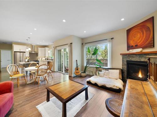 2986 Tower Ridge Rd, Duncan, BC - Indoor Photo Showing Living Room With Fireplace