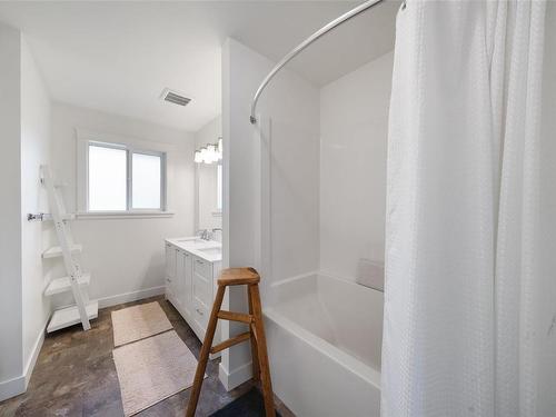 2986 Tower Ridge Rd, Duncan, BC - Indoor Photo Showing Bathroom