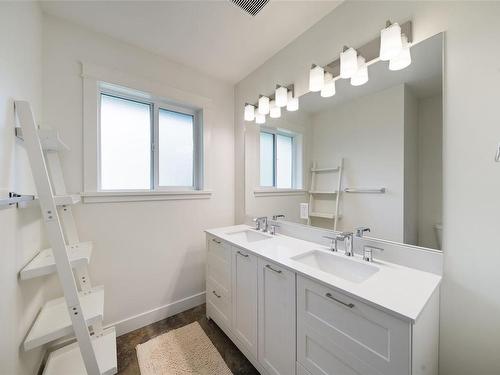 2986 Tower Ridge Rd, Duncan, BC - Indoor Photo Showing Bathroom