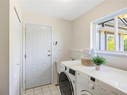 211 Wallace Way, Qualicum Beach, BC - Indoor Photo Showing Laundry Room