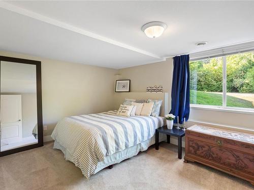 211 Wallace Way, Qualicum Beach, BC - Indoor Photo Showing Bedroom